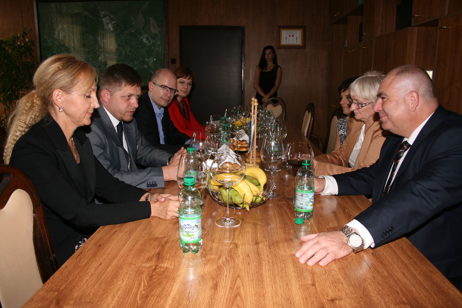 doc. JUDr. Robert Fico, CSc., predseda vlády SR a Mgr. Bohuslav Sobotka, predseda poslaneckého klubu ČSSD a predseda ČSSD