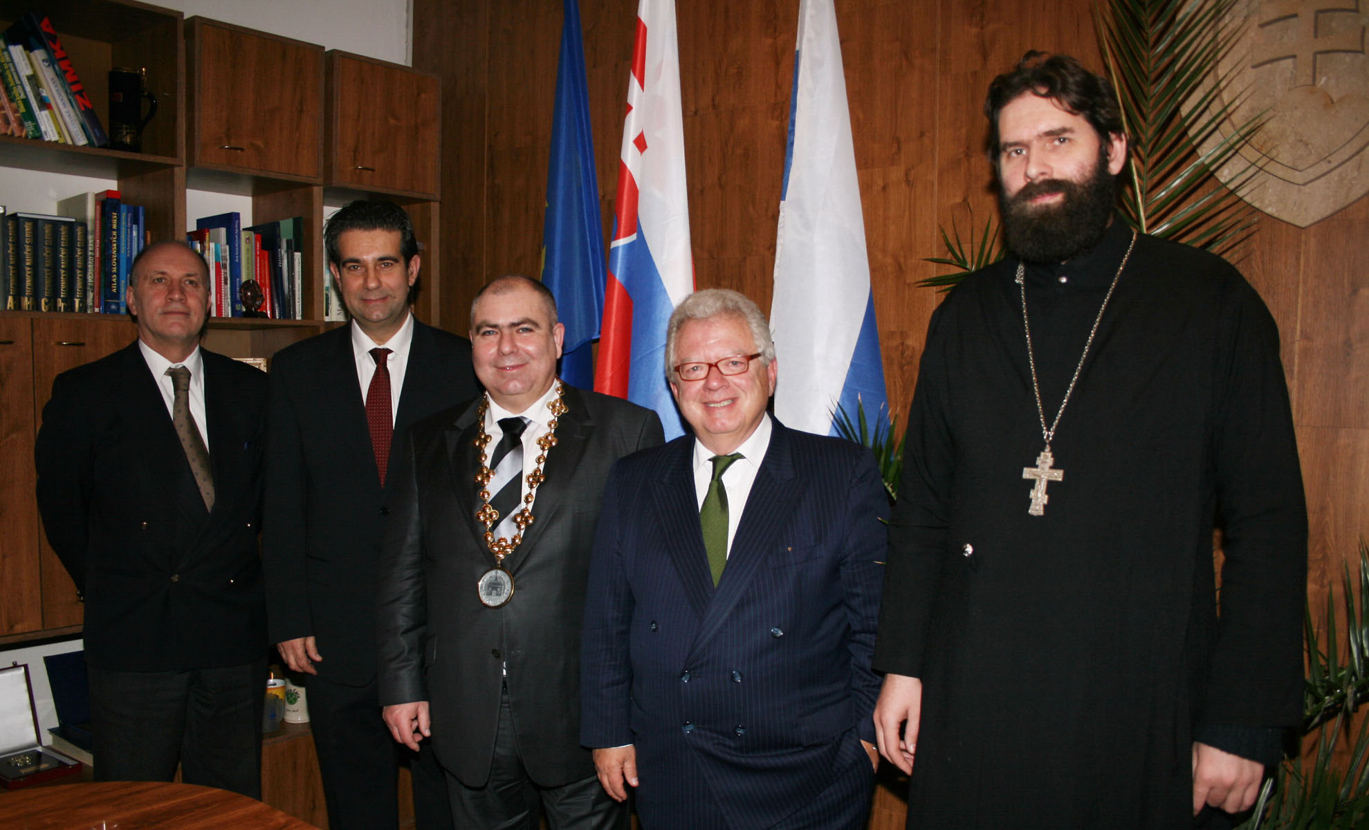 J. E. Nikolaos D. Kanellos, veľvyslanec Grécka, J. E. Danko Prokić, veľvyslanec Srbskej republiky a J. E. Marios Kountourides, veľvyslanec Cyperskej republiky